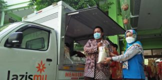 SD Muhammadiyah 1 Ketelan Salurkan 1.000 Bungkus Zakat plus 100 Paket Baksos