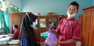 LAZIS SMP MUHLAS Salurkan Zakat Fitrah Perdana