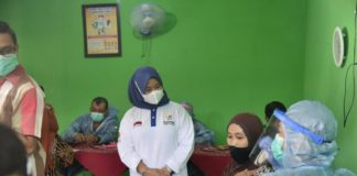 Bupati Sleman Tinjau Vaksinasi Pedagang Pasar Sambilegi