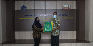 LPPIK UMS Bagikan Sembako untuk Jemaah Pengajian Al Ma’un