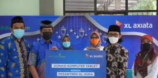 Kembangkan Desa Digital, XL Axiata Donasikan 100 Laptop ke Belasan Pesantren