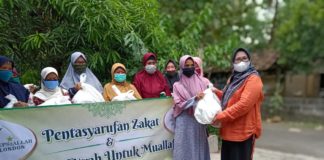 PDA Sleman Berbagi Ifthar dan Tasyaruf Zakat bagi Mualaf Hj. Aminah Masykur selaku Ketua PDA Sleman Berbagi untuk Duafa dan Mualaf di Moyudan dan Minggir