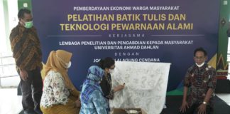 UAD Latih Pembatik Menggunakan Warna Alami