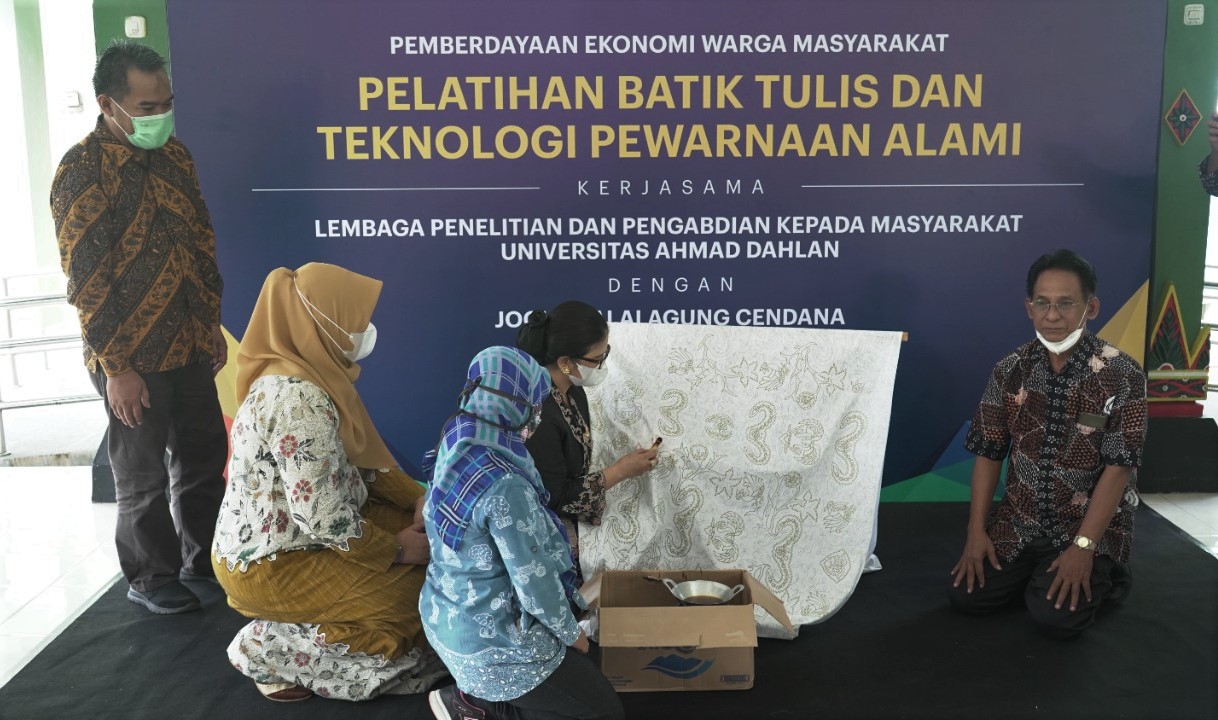 Uad Latih Pembatik Menggunakan Warna Alami Menara62