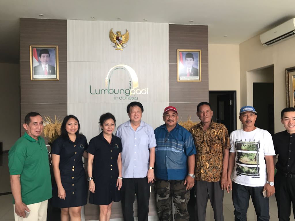 Foto Bersama saat pertemuan di pabrik Lumbung Padi Indonesia, Mojokerto, Jawa Timur pada Agustus 2017.