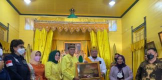 Ketua DPD RI Mendapat Gelar Kehormatan Datuk dari Kesultanan Pontianak