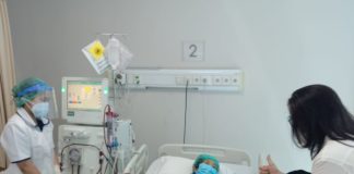 Peringati HUT ke-10, RS Siloam Semanggi Berbagi Hadiah untuk Pasien