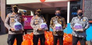 200 Paket Isoman Bantuan Peserta Lemhannas RI-PPRA LXII Diserahkan ke Warga di Jaktim