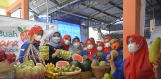 Bupati Sleman Tinjau Belasan Pedagang Buah di Pasar Sleman Unit 1