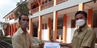 SMK Muhammadiyah 1 Sleman Serahkan Donasi ke Lazismu dan Masjid Asy-Syifa