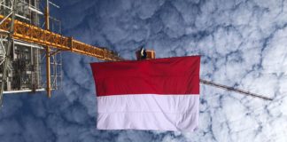 Upacara HUT RI Ke 76, PLTU Sumsel 8 Kibarkan Bendera Diatas Ketinggian 100 Meter