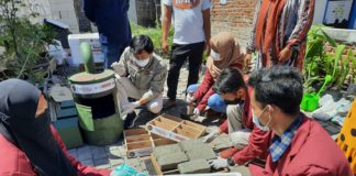 Mahasiswa UMSurabaya Olah Limbah Masker dan Cangkang di Pesisir Surabaya