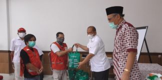 Bank Sleman Serahkan Bantuan Sembako kepada Relawan PMI