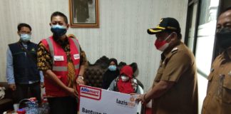 Keren! Lazismu Bersama Alfamart Salurkan Bantuan Kursi Roda di Nganjuk