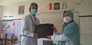 Jadi Relawan Covid, Guru SD Muhammadiyah 1 Solo Diganjar Laptop oleh LazisMu