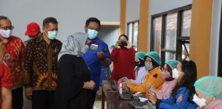 Bupati Sleman Tinjau Vaksinasi di Sidoagung Godean dan Nogotirto Gamping