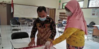 Tegakkan Prokes, Cap Tiga Jari di SD Muhammadiyah 1 Ketelan Pakai Sistem Shift