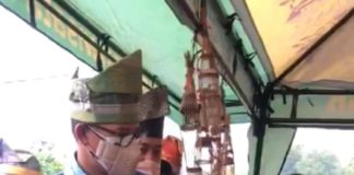 Kunjungi Wisata Puncak Kope di Kampar, Sandiaga Borong Produk Kerajinan
