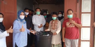 Aleg Hanum Gelar Pelatihan Budikdamber bagi Kelompok Mino Tumangkar Sidoharjo Sleman Hanum salsabila Menyerahkan Paket Budikdam