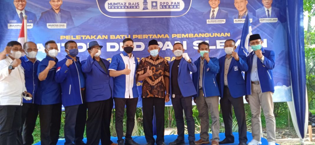 Mumtaz Rais Bersama Jjaran PAN Sleman dalam Seremonial Pelletekan Batu Pertama Gedung PAN Sleman