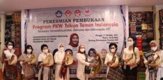 Ketua Umum Dekranas Hj. Wury Ma’ruf Amin Resmikan Program Pendidikan Kecakapan Wirausaha Tenun Ikat di NTT