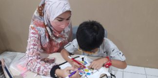 Kreatif! Siswa Kelas I SD Muhammadiyah PK Kottabarat Mewarnai Gambar pada Tas Kain