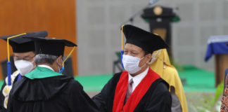 Dinilai Berkontribusi Aktif Melakukan Penelitian, Prof Absori Raih Penghargaan Pada Hari Jadi ke 63 UMS