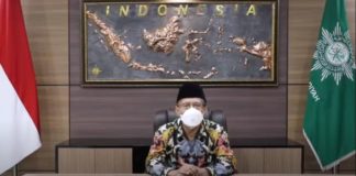Ketum PP Muhammadiyah Berikan Penghargaan