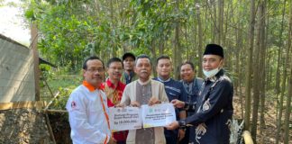 LDK PP Muhammadiyah Bersama Lazismu Serahkan Bantuan Renovasi Rumah Dai Terdampak Longsor di Banduy