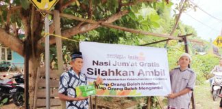 Jumat Berkah, Lazismu Ash Shalihin Haruyan bagikan Nasi Kotak kepada warga