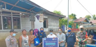 Karyawan XL Axiata Salurkan Bantuan untuk Korban Banjir di Kalbar