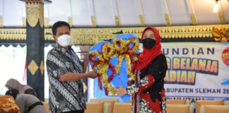 Bupati Sleman Lakukan Pengundian Kupon Belanja Berhadiah di Pasar Rakyat