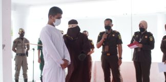 Langgar Syariat, Dua Warga Luar Kota Banda Aceh Dihukum Cambuk