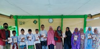 PC IMM Kota Lhokseumawe Tandai Milad Muhammadiyah ke-109 dengan Bagikan Al-Qur’an di TPQ