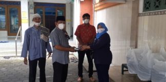Female Kitchen DPD PAN Sleman Rutinkan Sedekah Jumat Berkah Penyerahan paket kepada Takmir dan pengurus Masjid Ukhuwah Keniten