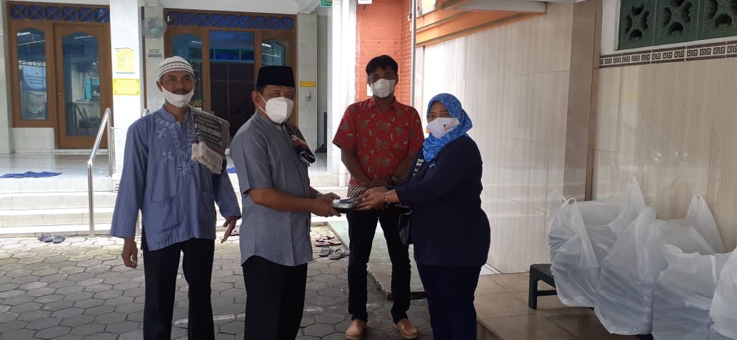 Penyerahan paket kepada Takmir dan pengurus Masjid Ukhuwah Keniten