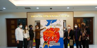 Serahkan Mural kepada Moeldoko, KOMPAK Titip Pesan agar Presiden Segera Mengesahkan Revisi PP 109/2012
