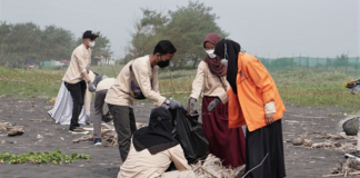 Mahasiswa UAD dan 12 PT Lakukan Pengabdian Masyarakat di Pantai Bugel
