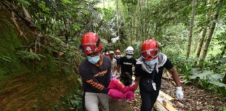 Tim EMT Nasional Muhammadiyah Evakuasi Warga Yang Sakit Lewati Jalan Setapak