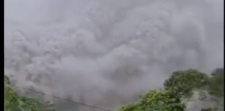 Semeru Erupsi, Semburkan Gulungan Asap Pekat