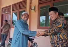 Kunjungi Daerah Terluar, Rektor Unmuha Aceh Serahkan Bantuan untuk Dayah Ma’had Terpadu Baitul Quran Kampung Aie