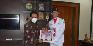 Wakil Walikota Heroe Poerwadi Serahkan Cinderamata PPI Kota Yogya 2021 Wakil Walikota Yogyakarta Heroe Poerwadi menerima audiensi Arjapa Rizky Kambani anggota Purna Paskibraka Indonesia (PPI) Kota Yogyakarta tahun 2021