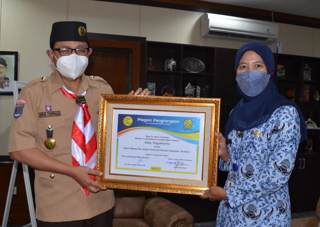Penghargaan kota ramah sepeda dari B2W kepada Kota Yogyakarta