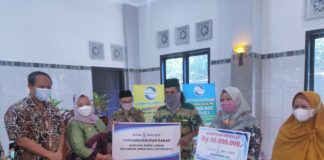 Bupati Sleman Sebut Optimalisasi Zakat Bantu Atasi Kemiskinan Bupati Sleman Kustini Sri Purnomo serahkan santunan kepada warga lanjut usia dan dhuafa