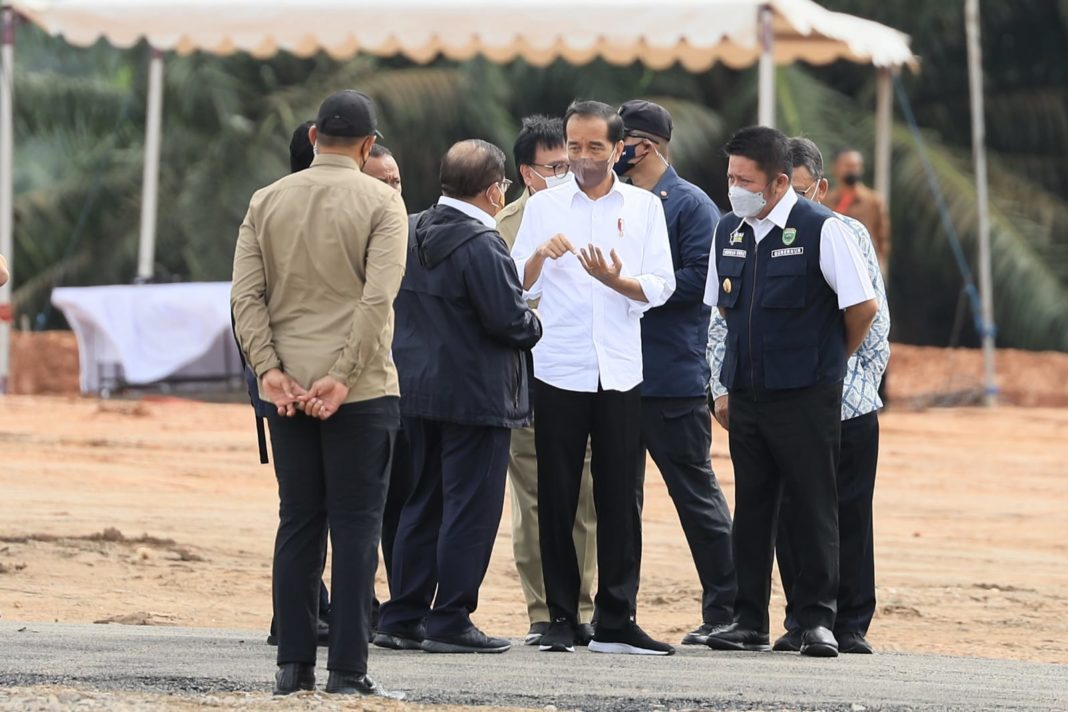 Presiden Jokowi didampingi Gubernur Sumatera Selatan H Herman Deru, Pj Bupati Muara Enim H Nasrun Umar serta para Menteri dan tamu undangan lainnya sedang meninjau Proyek Hilirisasi Batubara di Tanjung Enim Kabupaten Muara Enim