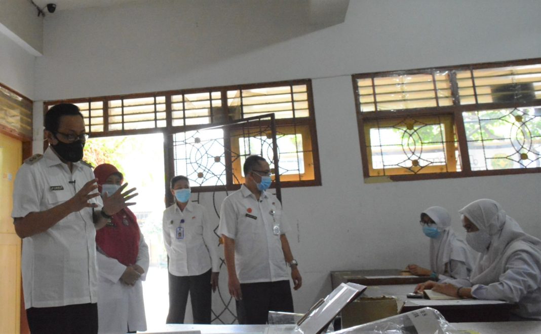 Wakil Walikota Yogyakarta Heroe Poerwadi saat meninjau pelaksanaan PTM di salah satu SMP.