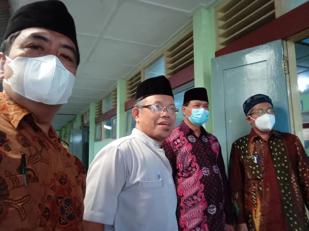 Kanan -kiri H. Gita Danupranata, Drs, Suwadi, H. Bambang Rahmanto Ketua PCM Turi, Arief Hartanto