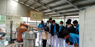Belajar Penyulingan, Siswa Program Khusus Kelas 8 SMP Muhammadiyah 1 Surakarta Wisata Edukasi ke Rumah Atsiri