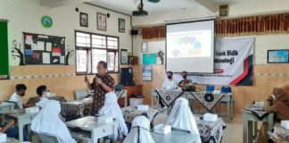 FEB UNS Adakan Seminar Motivasi Prestasi di SMP Muhammadiyah 1 Surakarta
