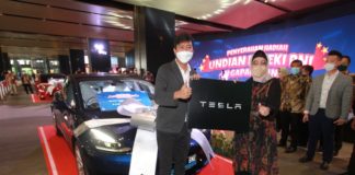 BNI Serahkan Hadiah Utama Mobil Listrik Mewah Tesla Kepada Pemenang Undian